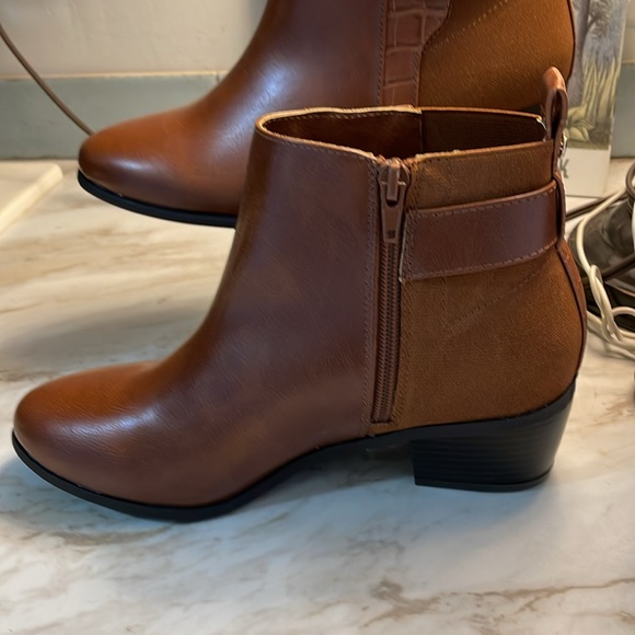 LONDON FOG COLLECTION, size 8 , low heeled booties, BROWN, side zipped NEW - Picture 2 of 9